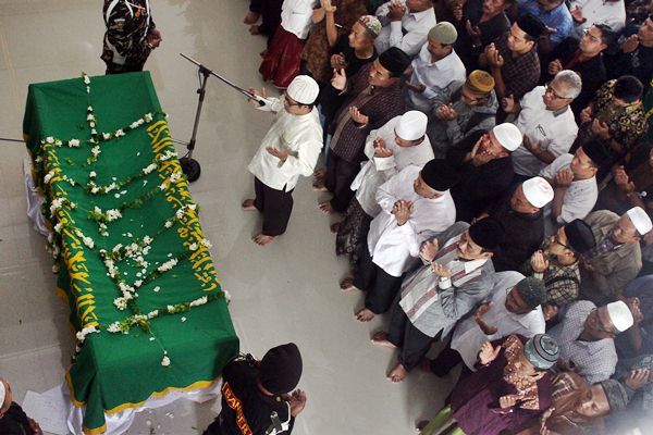  Salat Jenazah KH Hasyim Muzadi