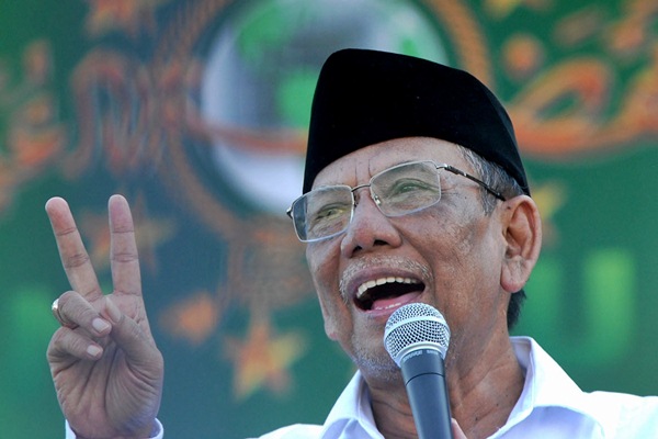  KH. HASYIM MUZADI WAFAT: Warga Malang Berebut Angkat Keranda dan Antre Shalat Jenazah