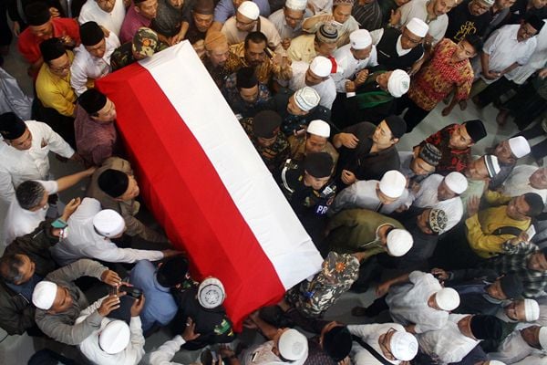 Ratusan santri dan pelayat berebut membawa peti jenazah KH Hasyim Muzadi di Pondok Pesantren Al Hikam, Cenggerayam, Malang, Jawa Timur, Kamis (16/3)./Antara-Ari Bowo Sucipto