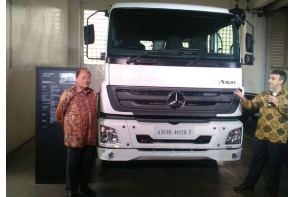  Mercedes-Benz Indonesia Luncurkan 5 Model Truk Terbaru