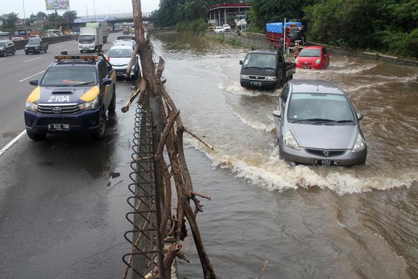  Lalu Lintas Tersendat, Sejumlah Ruas Jalan di Jakarta Tergenang