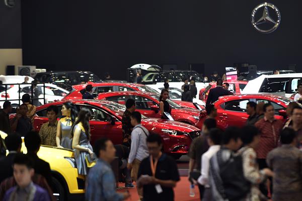 Pengunjung mengamati mobil-mobil terbaru pada Gaikindo Indonesia International Auto Show (GIIAS)/ilustrasi-Antara