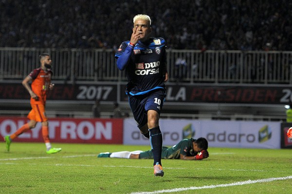 Pesepak bola Arema FC Cristian Gonzales melakukan selebrasi seusai mencetak gol ke gawang Pusamania Borneo FC dalam final Piala Presiden 2017 di Stadion Pakansari, Bogor, Jawa Barat, Minggu (12/3). - Antara/Sigid Kurniawan