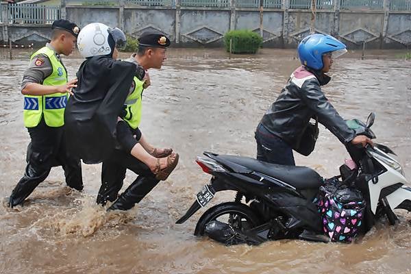  Rancaekek Banjir, Jalan Bandung-Garut Macet