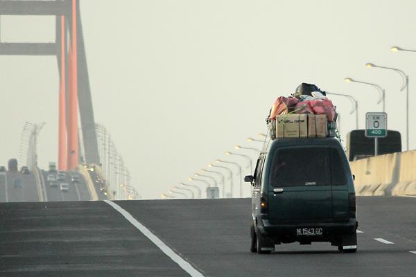 Macet hingga 12 Km di Jembatan Suramadu