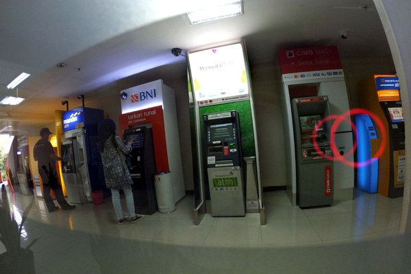  FOTO: TREN BUNGA TURUN: Bank Pacu Pendapatan Komisi