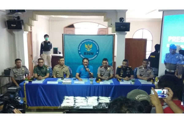  Bea Cukai, BNN, Dan Kepolisian Bekuk Tiga Orang Penyelundup Narkotika Di Perbatasan