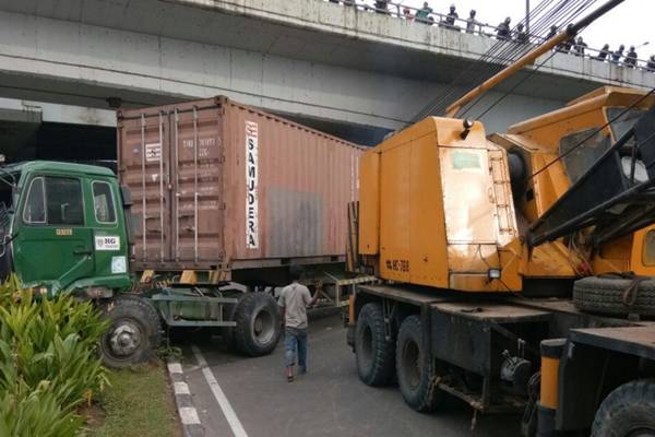  LALU LINTAS TERSENDAT: Imbas Truk Kontainer Tabrak 4 Mobil Pribadi