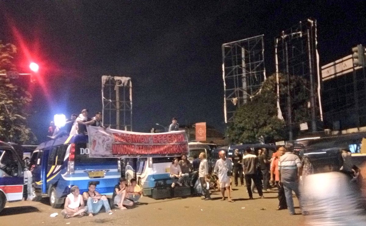  LALU LINTAS TERSENDAT: Ratusan Angkot Bekasi Unjuk Rasa Malam Ini