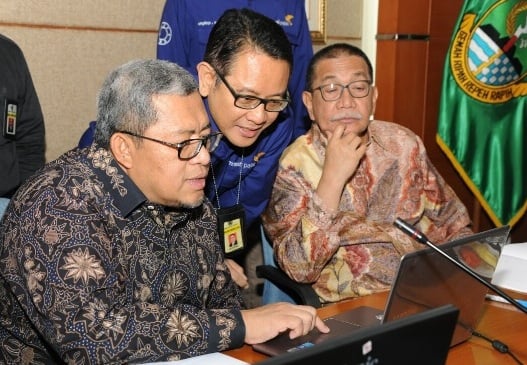  Aher dan Demiz Kompak Isi e-Filing di Gedung Sate