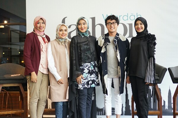  Dian Pelangi dan Barli Asmara Kolaborasi Luncurkan Modest Menswear