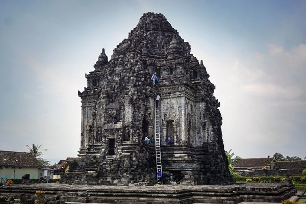  Candi Kalasan Berlumut