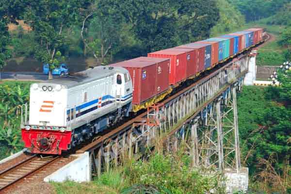  KAI Jakarta Operasikan Kereta Peti Kemas Cikarang-Surabaya Banteng