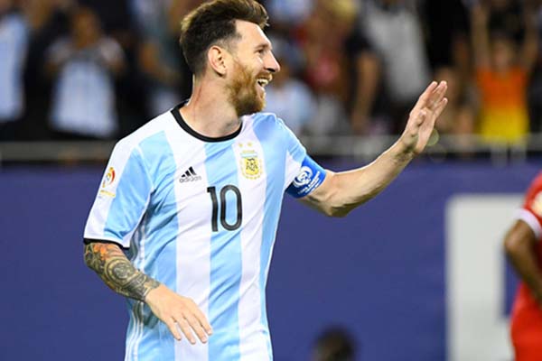 Lionel Messi dalam balutan jersey Timnas Argentina - Reuters