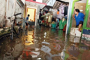  Aparat Lintas Instansi Bantu Korban Banjir Mojokerto