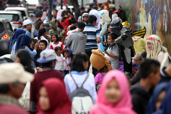  FOTO: Libur Nyepi, Wisata Cosplay Jalan Asia Afrika Dipadati Wisatawan