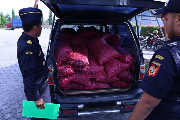  Lindungi Masyarakat Dari Bahaya Barang Ilegal, Bea Cukai Cegah 2,3 Ton Bawang Merah Tak Lolos Karantina