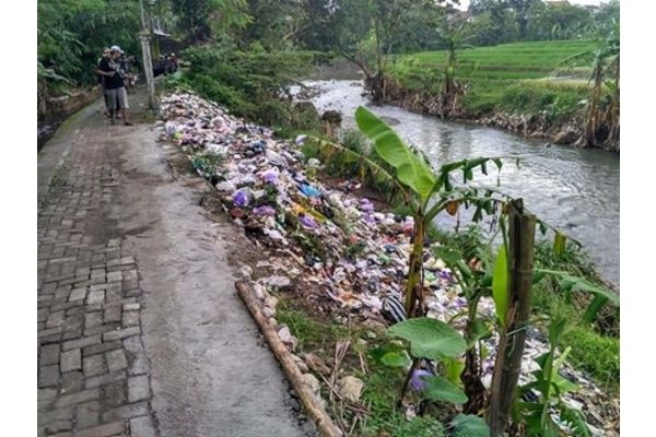  Sampah Tepi Sungai di Ungaran, Netizen Ramai