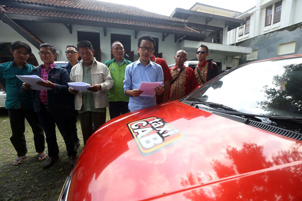  FOTO: Angkutan Umum Jabar Desak Gubernur Nonaktifkan Transportasi Online