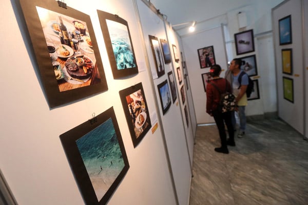  FOTO: Peringati 15 Tahun ITHB, Mahasiswa DKV Gelar Pameran \"Sandya Warna\" di GIM