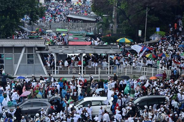 Umat muslim mengikuti aksi damai 112 di Kawasan Jalan Juanda, Jakarta, Sabtu (11/2). Aksi yang diikuti ribuan peserta itu merupakan lanjutan dari aksi damai 212./.Antara