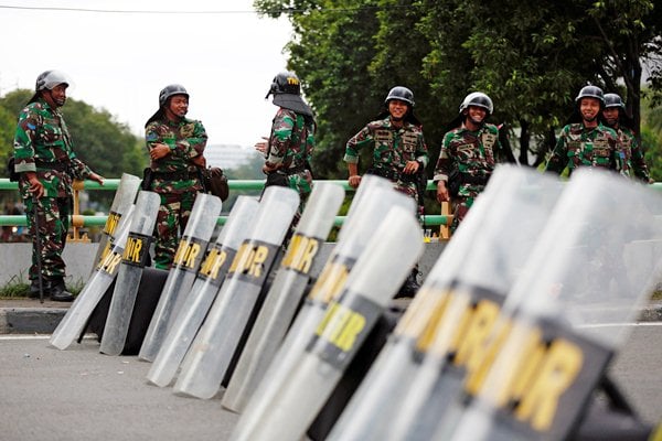 Personel TNI bersiaga untuk pengamanan aksi 313, di dekat Istana Merdeka, Jakarta, Jumat (31/3)./Reuters-Darren Whiteside