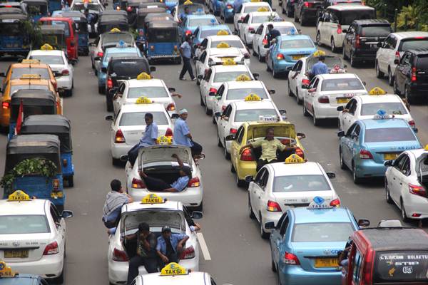 Demo sopir taksi dan angkutan umum menolak Uber dan Grab/Antara-Yossy Widya