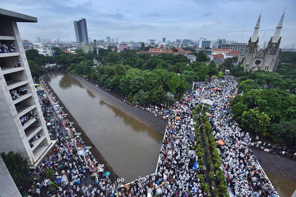 Umat muslim mengikuti aksi 313 di Kawasan Masjid Istiqlal Jakarta, Jumat (31/3)./Antara-Wahyu Putro A