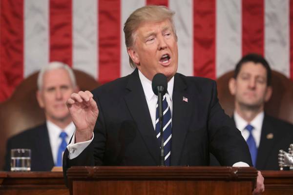Presiden AS Donald Trump memberikan pidato pertamanya di depan Kongres, Rabu (1/3/2017)./.Reuters-Jim Lo Scalzo 