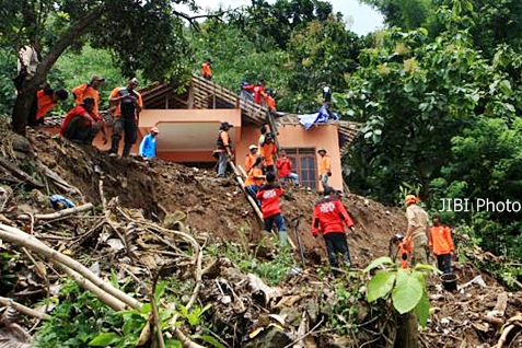  Belasan Orang di 30 Rumah Tertimbun Longsor Ponorogo