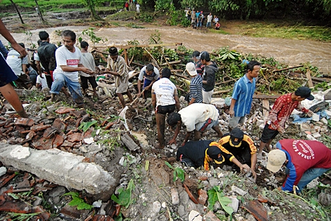  LONGSOR PONOROGO: Hujan Deras & Tanah Labil, Evakuasi Distop