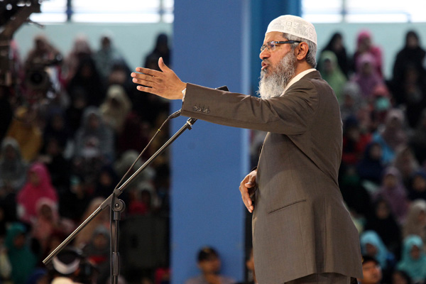  FOTO: Ribuian Massa Hadiri Ceramah Ulama Zakir Naik di UPI