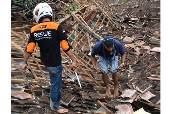  LONGSOR JATIM: 29 Korban Hilang Belum Ditemukan