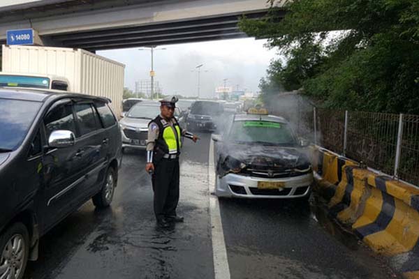  Mobil Terbakar di Tol Arah Pluit &amp; Bandara Malam Ini