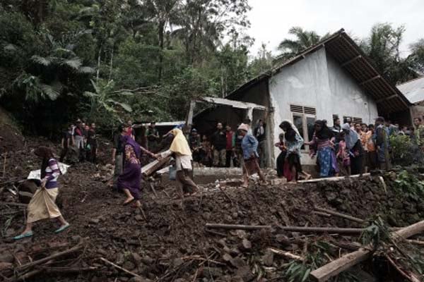  LONGSOR PONOROGO: BPBD Kediri Kirim Bantuan Tenaga Evakuasi