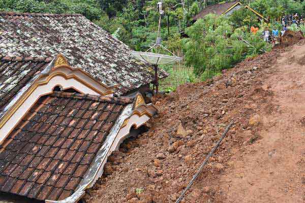  BPBD Ponorogo Hentikan Sementara Pencarian Korban Longsor