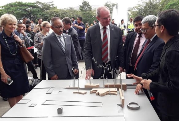 Arin Soenaryo memperlihatkan maket seni instalasi untuk proyek public art work di Lapangan Gasibu/Bisnis