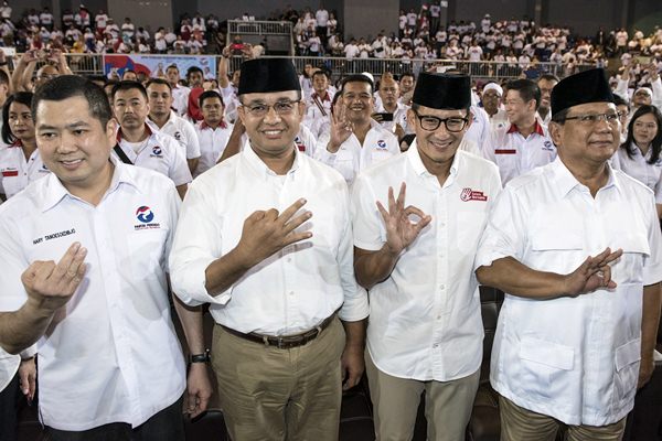 Ketua Umum Perindo Hary Tanoesoedibjo (kiri) bersama Ketua Umum Partai Gerindra Prabowo Subianto (kanan) didampingi Calon Gubernur DKI Jakarta Anies Baswedan (kedua kiri) dan Calon Wakil Gubernur DKI Jakarta Sandiaga Uno menghadiri deklarasi dukungan putaran kedua Pilkada DKI di Kelapa Gading Sports Mall, Jakarta, Selasa (14/3)./Antara-M Agung Rajasa
