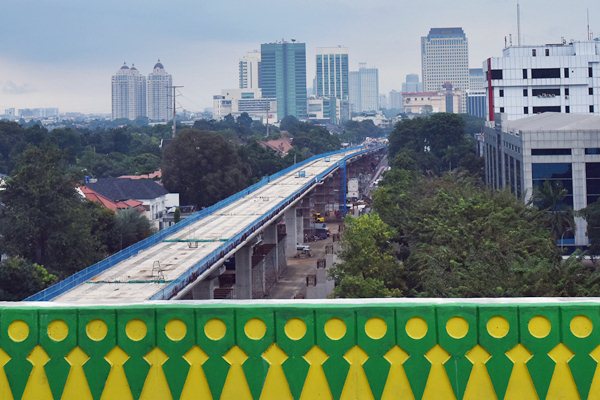 Suasana pembangunan pengerjaan proyek mass rapid transit (MRT) tahap pertama sektor layang di Kawasan Blok M, Jakarta, Sabtu (1/4)./Antara-Wahyu Putro A