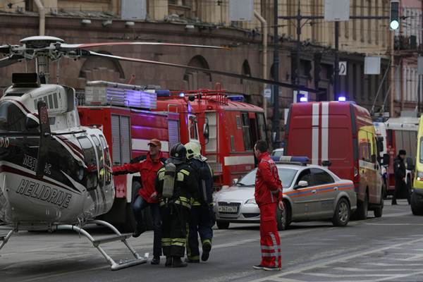 Situasi  dari layanan darurat  di luar stasiun metro Sennaya Ploshchad,  Rusia. Dua bom dalam dua gerbong kereta api di St. Petersburg meledak/REUTERS
