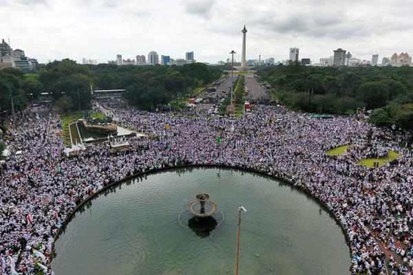 Foto aerial umat muslim mengikuti aksi 313 di Kawasan Patung Kuda Jakarta, Jumat (31/3)./Antara-Wahyu Putro A