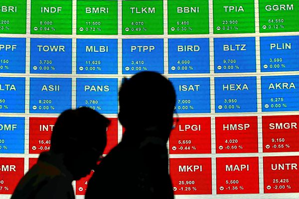 Karyawan berada di dekat papan elektronik yang menampilkan pergerakan Indeks Harga Saham Gabungan (IHSG) di Jakarta./JIBI-Abdullah Azzam