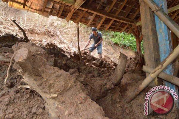  LONGSOR PONOROGO: Kondisi Tanah Mempersulit Pencarian Korban