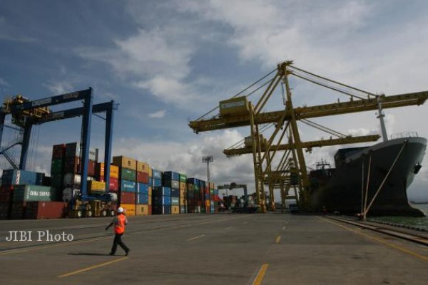  Terminal Peti Kemas Surabaya Operasikan CC Terbesar di Tanjung Perak