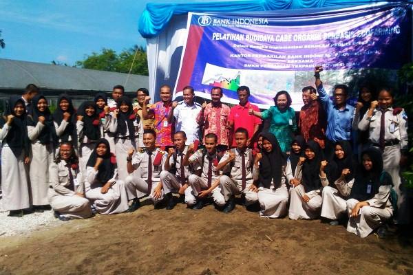 Puluhan siswa SMKN Negeri 3 Pertanian Pekanbaru sebagai peserta pelatihan Menanam Cabai Organik Berbasis Ecofarming yang diselenggarakan Bank Indonesia Provinsi Riau. Pakar pengairan pertanian UGM Nugroho Widiasmadi menjadi pameteri kegiatan tersebut. (Foto: JIBI/Arif Gunawan)