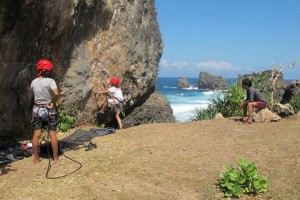  Mahasiswi UNS Jatuh Dari Tebing Pantai Siung