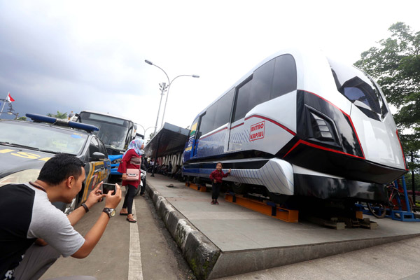  FOTO: Purwarupa LRT Bandung Metro Kapsul Dipajang di Taman Alun-alun