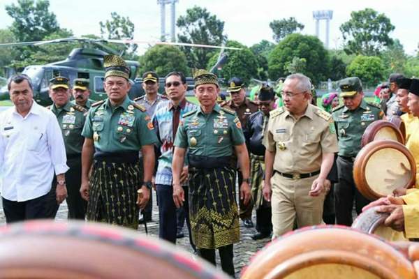  Datang ke Siak, Jenderal Gatot dan Kasad Mulyono Pakai Tanjak