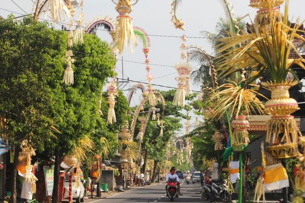 Semarak Hari Raya Galungan terlihat di Desa Munggu, Kecamatan Mengwi, Kabupaten Badung dimana warga memasang penjor di depan rumah mereka masing-masing. Penjor yang terbuat dari bambu dihiasi janur dan daun-daunan merupakan perlambangan yang diyakini umat Hindu sebagai lambang tegaknya kemenangan dharma (kebaikan) melawan adharma (kejahatan)./Ilustrasi-Feri kriatianto