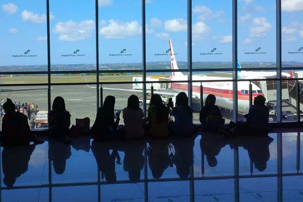  Semarak, 100 Penjor Galungan Hiasi Bandara Ngurah Rai